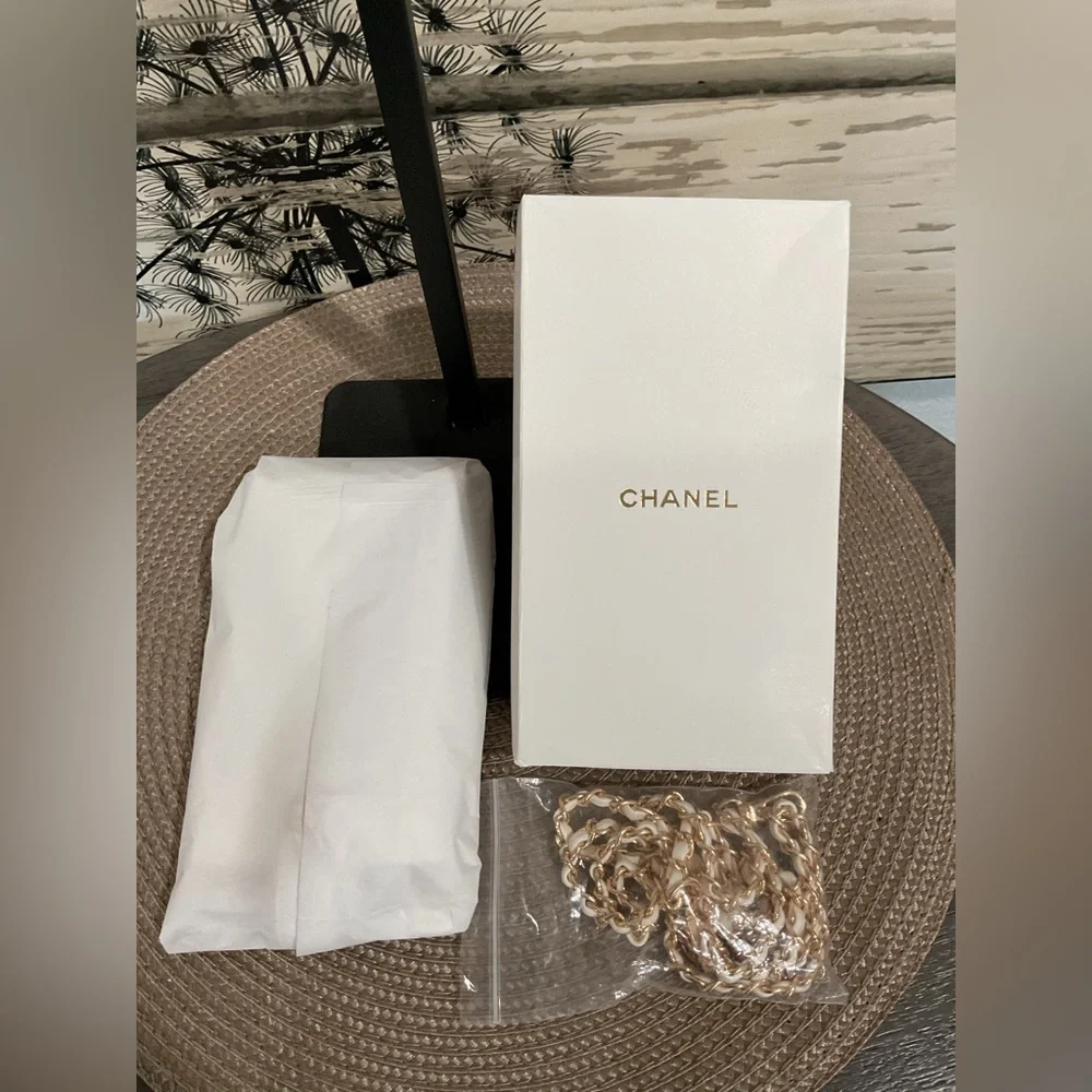 🚨SALE- Coco Crush White Quilted Phone Holder with Chain GWP - Picture 8 of 9